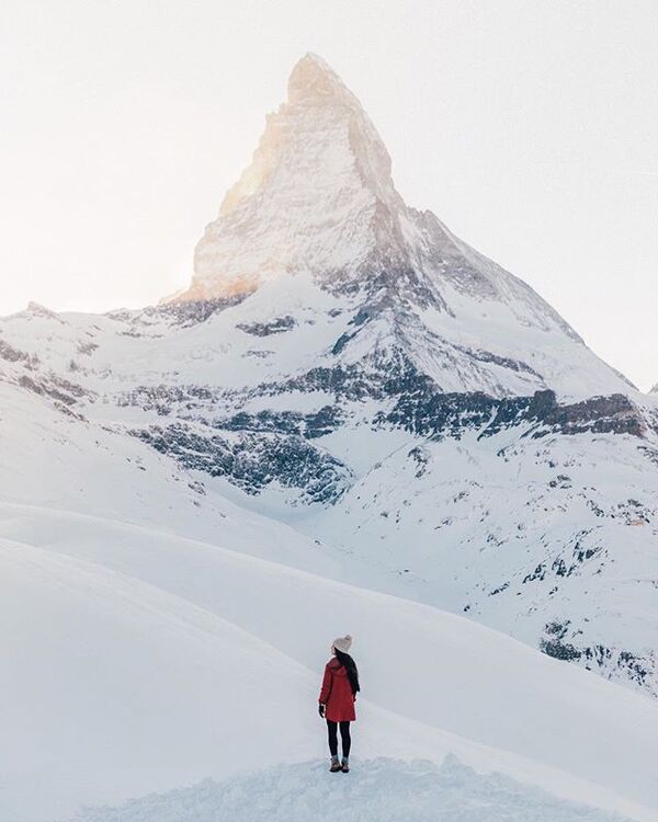 Caminho pedonal com árvores ao entardecer